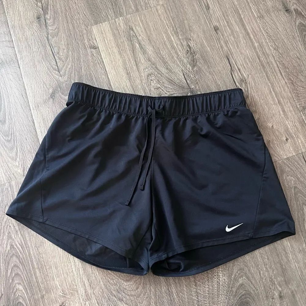 NIKE WOMENS TRAINING SHORTS SIZE Medium